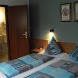 Zimmer mit Kingsize-Bett